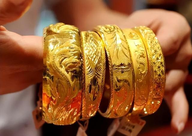 清洁工捡到300万黄金饰品带回家，被关9个月后直呼 “以后再也不捡了！”